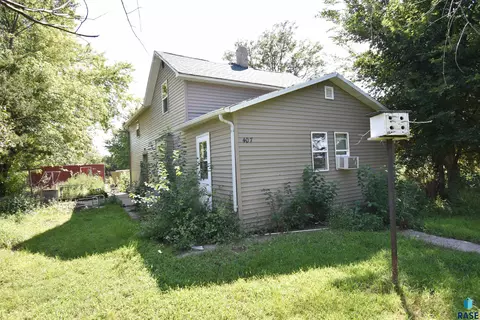 407 W Main St, Delmont, SD 57330