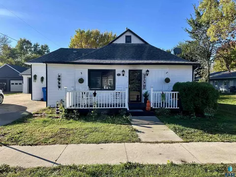 311 E Norton Ave, Salem, SD 57058