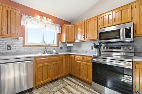 Kitchen - 5008 E Centennial Ln, Sioux Falls, SD 57110 photo 3 of 6