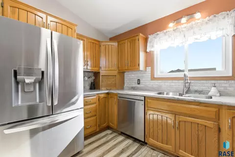 Kitchen - 5008 E Centennial Ln, Sioux Falls, SD 57110 photo 4 of 6