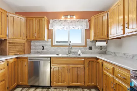 Kitchen - 5008 E Centennial Ln, Sioux Falls, SD 57110 photo 2 of 6