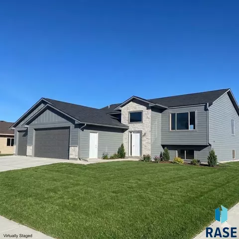 512 W Ash St, Canistota, SD 57012