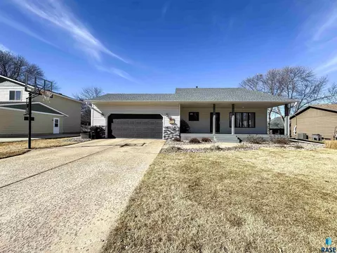 2209 S Dover Dr, Sioux Falls, SD 57106
