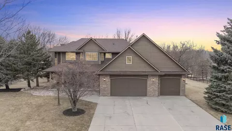 1601 S Sierra Cir, Sioux Falls, SD 57110