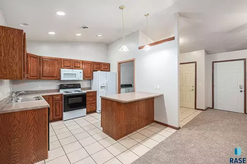 410 N 9th Ave, Brandon, SD 57005 photo 4