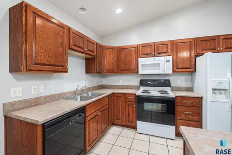 410 N 9th Ave, Brandon, SD 57005 photo 5