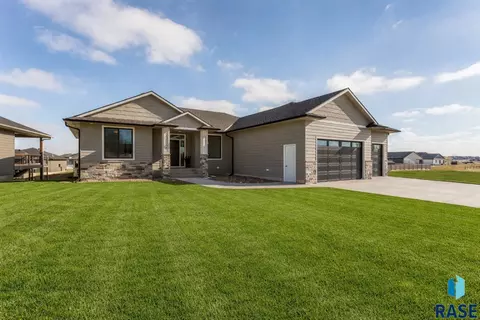 2212 S Saddle Ridge Dr, Sioux Falls, SD 57110