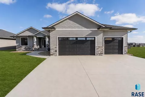 2212 S Saddle Ridge Dr, Sioux Falls, SD 57110