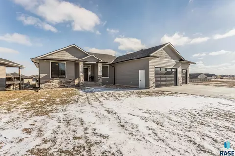 2212 S Saddle Ridge Dr, Sioux Falls, SD 57110