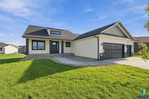 Exterior - 6808 E Gallant Cir, Sioux Falls, SD 57108 photo 2 of 5