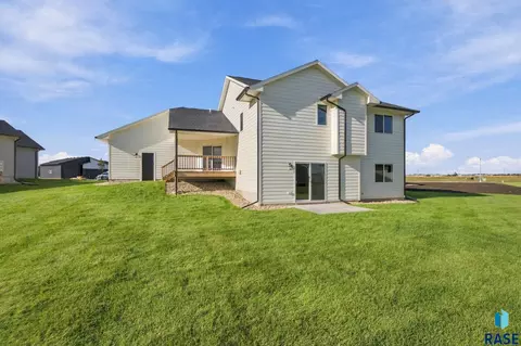 Exterior - 6808 E Gallant Cir, Sioux Falls, SD 57108 photo 4 of 5