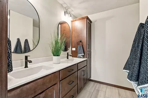 Bath - 6808 E Gallant Cir, Sioux Falls, SD 57108 photo 1 of 6
