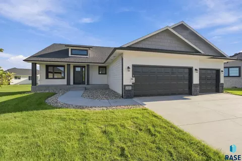 Exterior - 6808 E Gallant Cir, Sioux Falls, SD 57108 photo 5 of 5