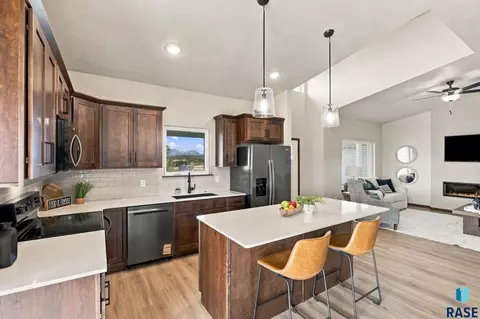 Kitchen - 6808 E Gallant Cir, Sioux Falls, SD 57108 photo 2 of 2