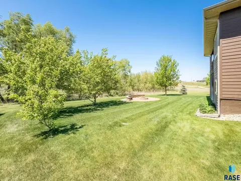 Exterior - 305 S Heritage Rd, Brandon, SD 57005 photo 4 of 7