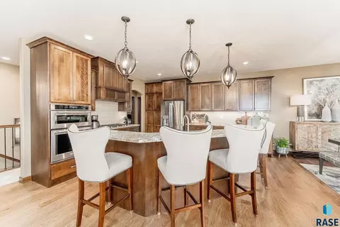 Kitchen - 305 S Heritage Rd, Brandon, SD 57005 photo 2 of 3