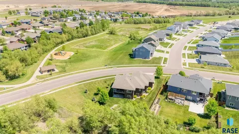 View/Area - 305 S Heritage Rd, Brandon, SD 57005 photo 2 of 4