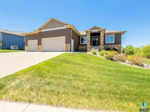 Exterior - 305 S Heritage Rd, Brandon, SD 57005 photo 2 of 7