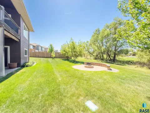 Exterior - 305 S Heritage Rd, Brandon, SD 57005 photo 6 of 7
