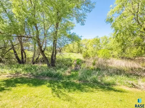 Exterior - 305 S Heritage Rd, Brandon, SD 57005 photo 7 of 7