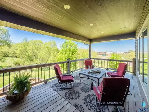 Exterior - 305 S Heritage Rd, Brandon, SD 57005 photo 3 of 7