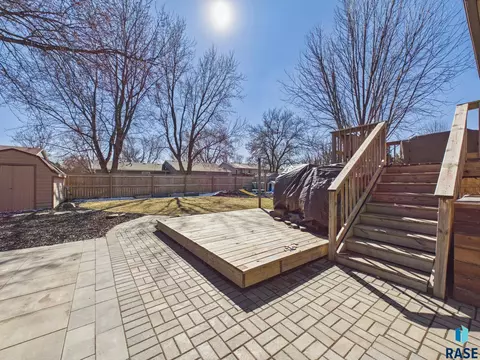 213 W Spruce St, Brandon, SD 57005 photo 2