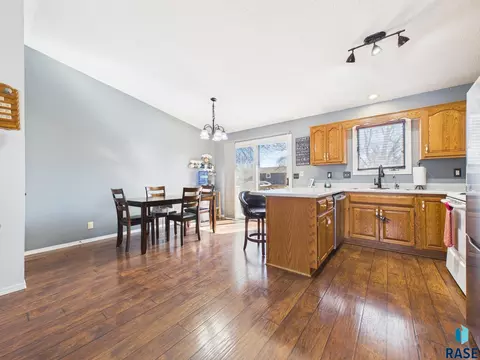 213 W Spruce St, Brandon, SD 57005 photo 4