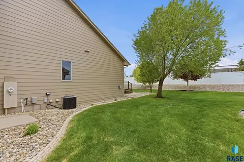 Exterior - 4505 E Kearney Pl, Sioux Falls, SD 57110 photo 2 of 10