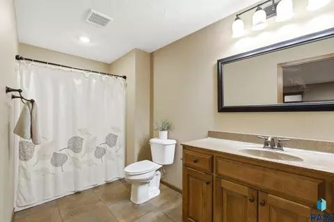 Bath - 4505 E Kearney Pl, Sioux Falls, SD 57110 photo 6 of 6
