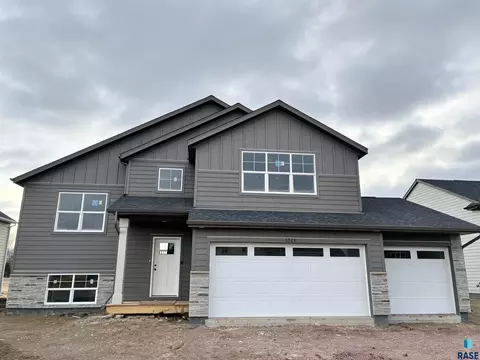 5925 S Coneflower Ave, Sioux Falls, SD 57108
