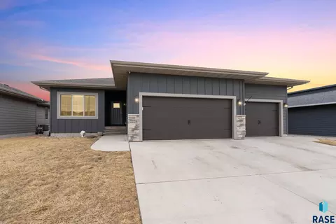 2229 S Creekview Ave, Sioux Falls, SD 57106