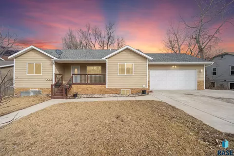 904 N Highland Ave, Sioux Falls, SD 57103