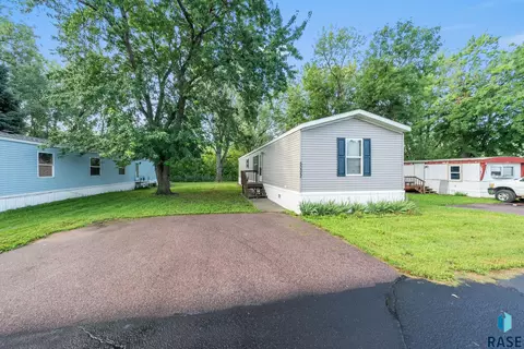 W Alpha Pl, Sioux Falls, SD 57106 photo 3