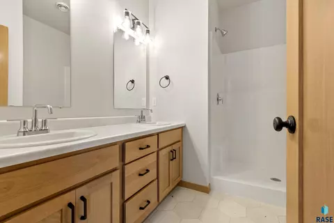 Bath - 3401 S Jerome Pl, Sioux Falls, SD 57106 photo 1 of 3