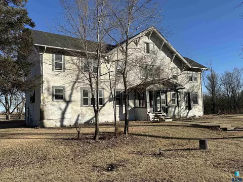 250 N Church St, Canova, SD 57321