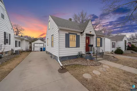717 S Glendale Ave, Sioux Falls, SD 57104