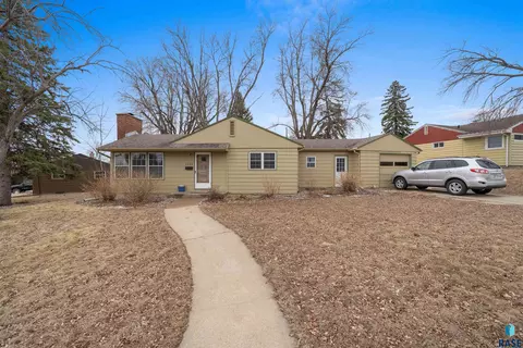 1909 S Cardinal Dr, Sioux Falls, SD 57105