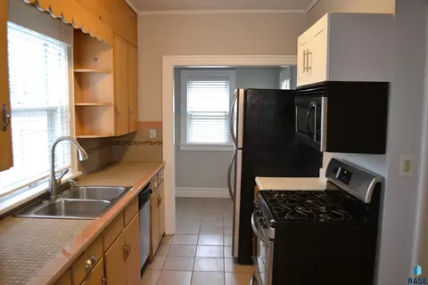 Kitchen - 202 E 18th St, Sioux Falls, SD 57104 photo 2 of 4
