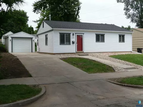 3008 E 21st St, Sioux Falls, SD 57103
