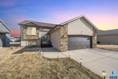 4704 S Wassom Ave, Sioux Falls, SD 57106