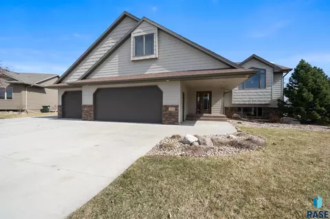 7624 S Courtyard Cir, Sioux Falls, SD 57108