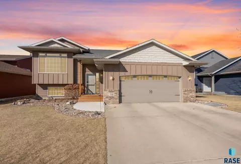 4717 S Wassom Ave, Sioux Falls, SD 57106