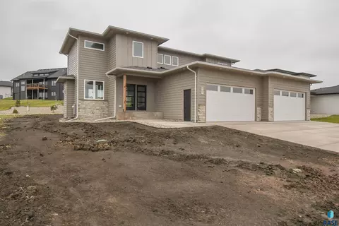 901 N Sylvan Dr, Sioux Falls, SD 57110