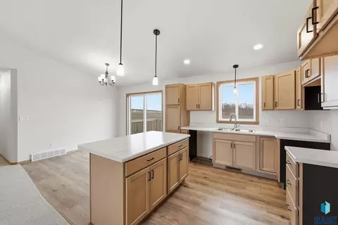 Kitchen - 7236 E Athens Ct, Sioux Falls, SD 57110 photo 2 of 2
