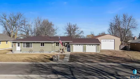 504 E 2nd St, Plankinton, SD 57368