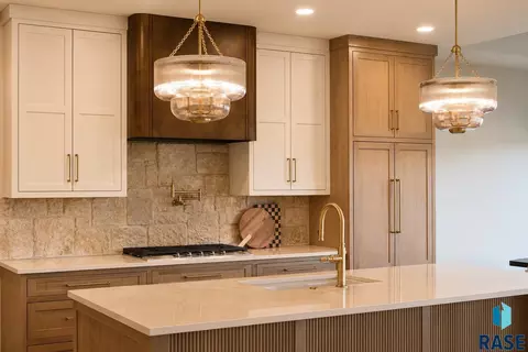 Kitchen - 5509 E Morningside Cir, Sioux Falls, SD 57110 photo 2 of 5