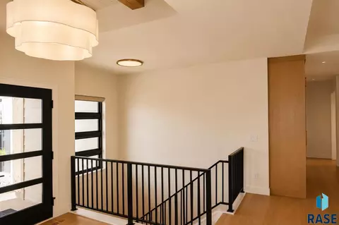 Entry Way - 5509 E Morningside Cir, Sioux Falls, SD 57110 photo 1 of 3
