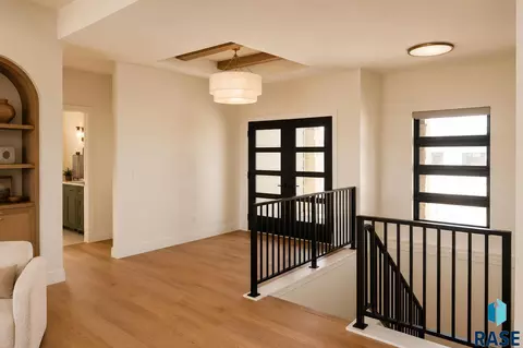 Entry Way - 5509 E Morningside Cir, Sioux Falls, SD 57110 photo 2 of 3