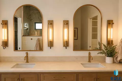 Bath - 5509 E Morningside Cir, Sioux Falls, SD 57110 photo 5 of 13