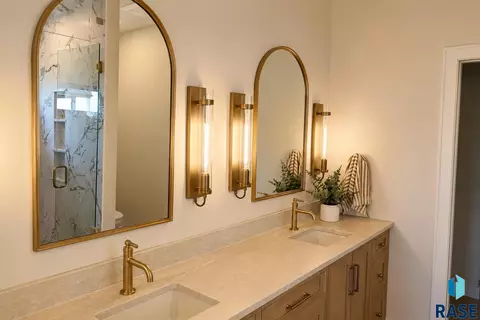 Bath - 5509 E Morningside Cir, Sioux Falls, SD 57110 photo 4 of 13